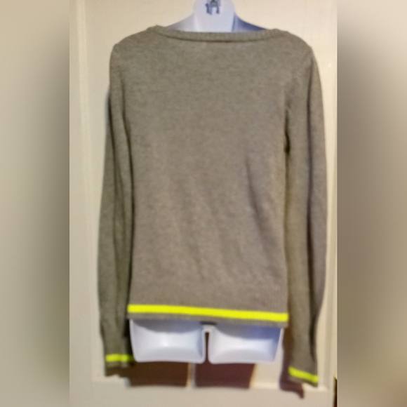 🛍️ BUNDLE ONLY 🛍️ ARIZONA JEAN CO. LADIES GRAY AND NEON YELLOW NOVELTY - Picture 2 of 7